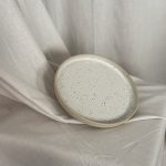 Okrogel ročno izdelan keramični krožnik 20 cm v kremno-sivi glazuri