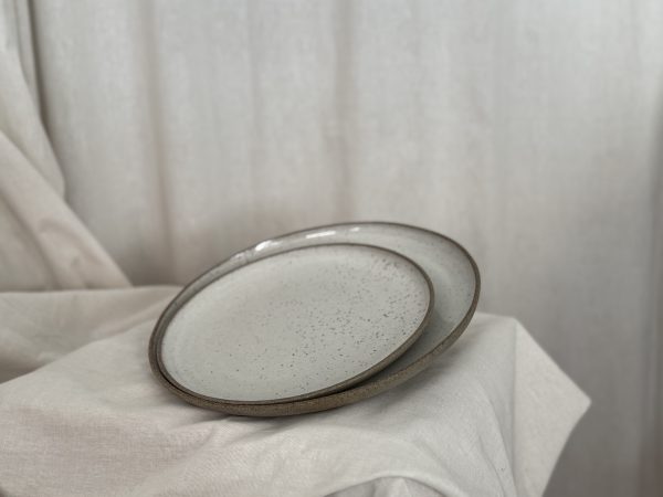 Ročno izdelan keramični krožnik 24 cm v sivi pirit glazuri